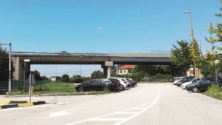 Dal ponte della superstrada piovono pezzi di cemento