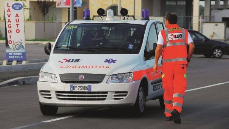 Rimini, auto si ribalta in via Magellano, ferita donna di 53 anni