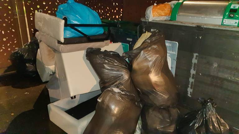 Rifiuti abbandonati fuori dai cassonetti