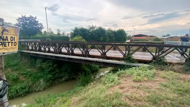 Il vecchio ponte in acciaio, già chiuso per cedimento nel 2022