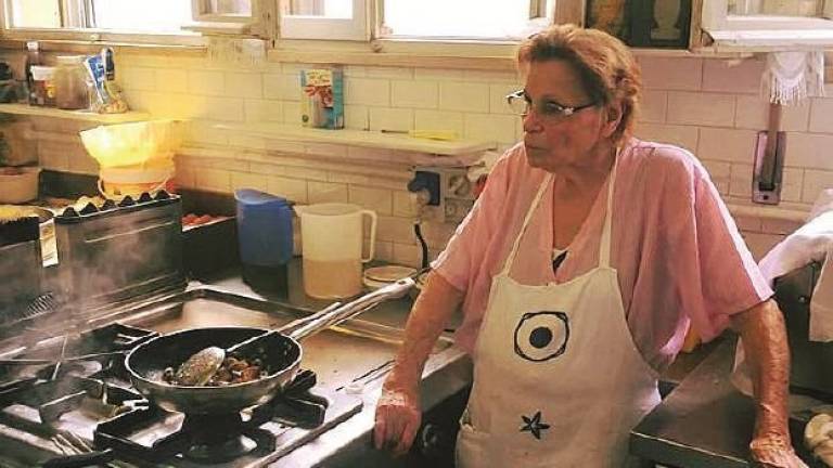 Dietro ai fornelli a 93 anni, la Dina di Cervia è la cuoca più longeva in Romagna