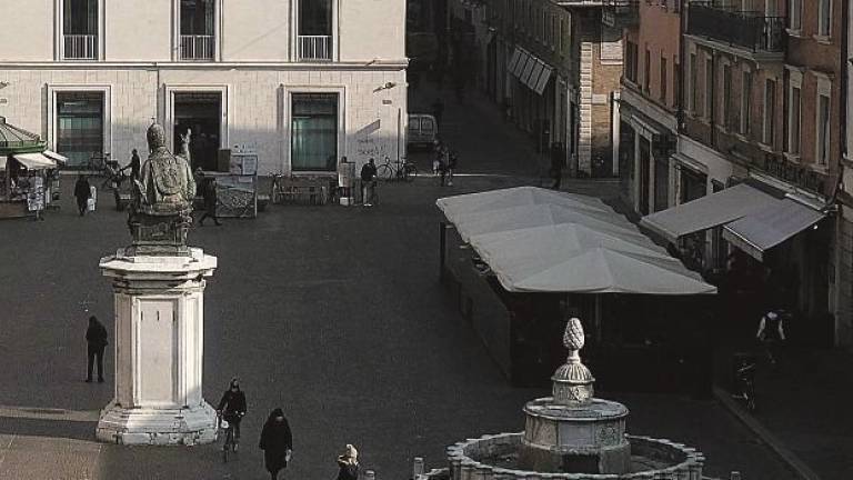 Avvocato pesta clochard a Rimini poi inventa tentata rapina: inchiodato da testimoni