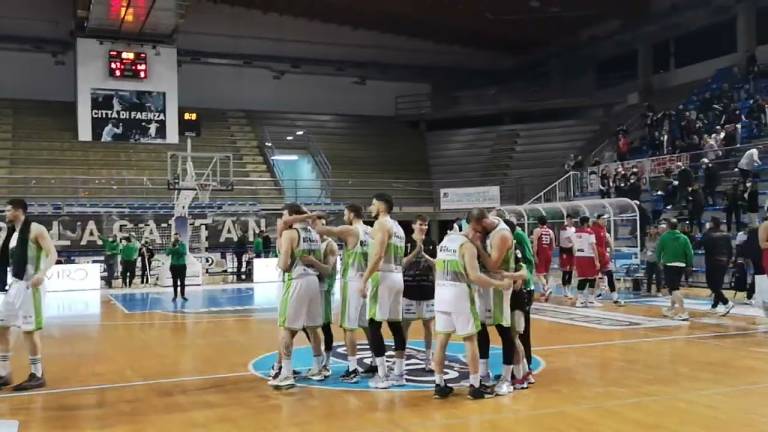 Basket B, il Pala Cattani in festa per la vittoria di Faenza su Imola (67-60) VIDEO