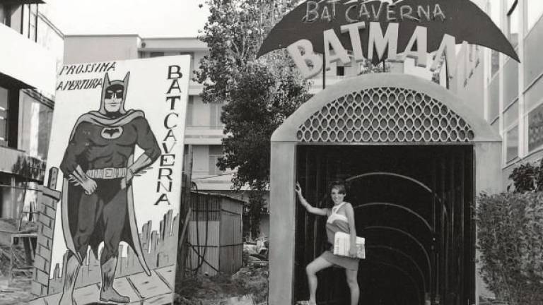 Tuffo negli anni ’60 e atmosfere oniriche, la Bat Caverna riapre per una serata pop