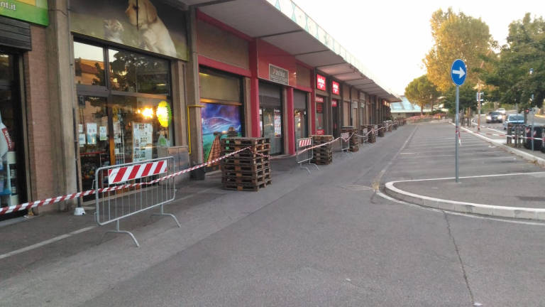 Crolla il cornicione dei negozi, strada chiusa a Cesena
