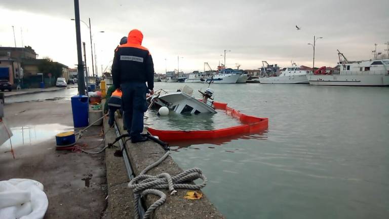 Marina di Ravenna, peschereccio affonda al porto
