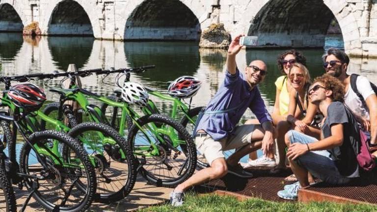 La nuova frontiera del turismo. «Con le e-bike si scopre l’entroterra»