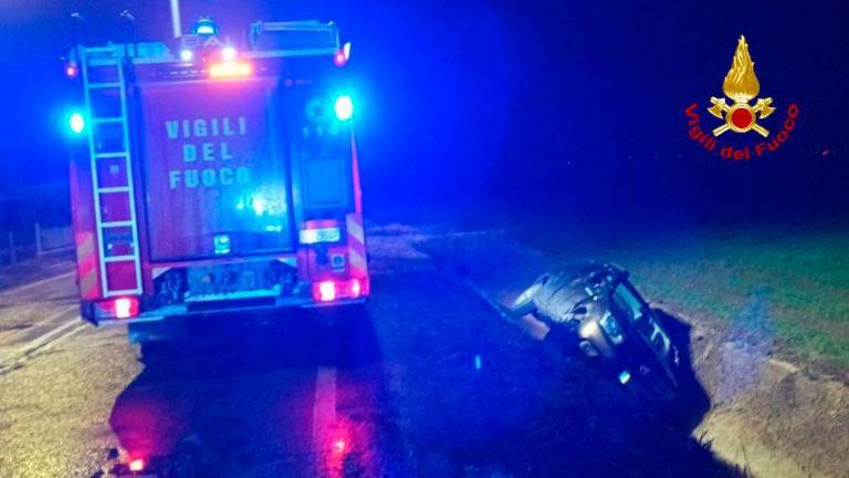 Cesenatico, incidente: finisce nel fosso con l’auto, intervengono i Vigili del Fuoco