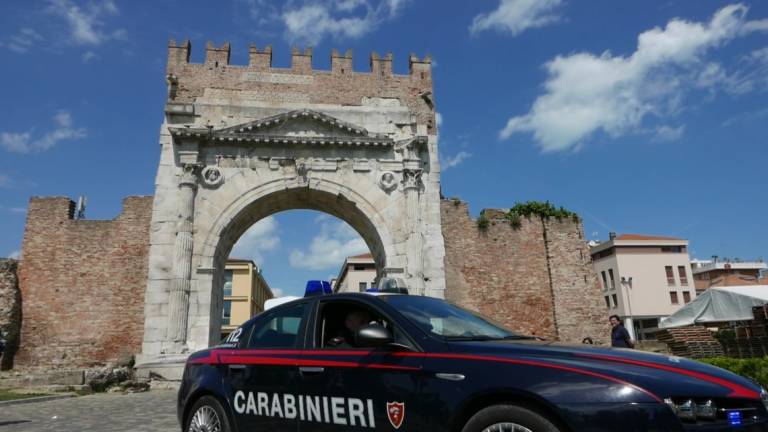 Rimini, rapina con coltello al lungomare: arrestato 21enne