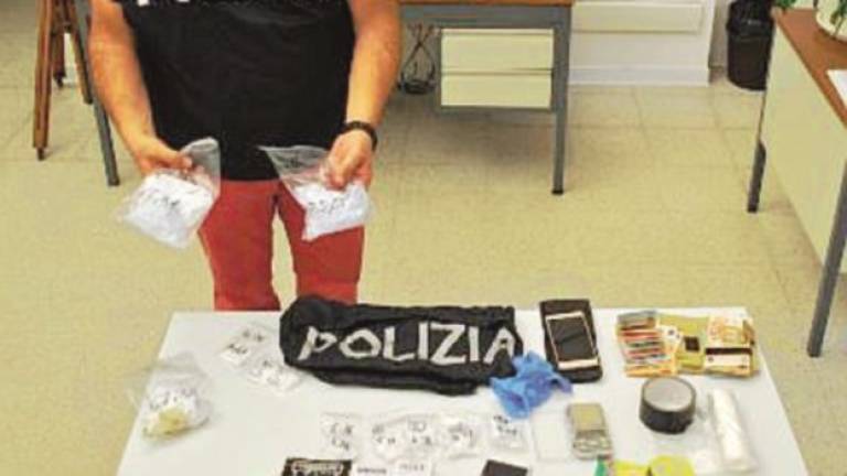 Gestivano una “fumeria” in centro a Forlì, arrestata coppia di spacciatori
