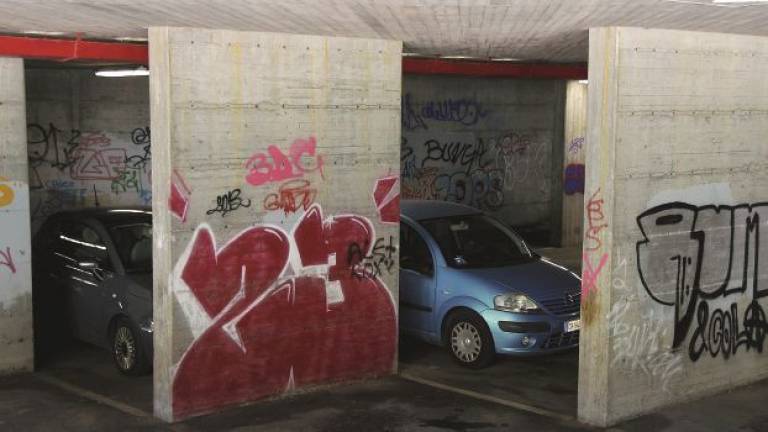 «Auto danneggiata nel parcheggio sotterraneo in centro a Forlì. Riattivare la telecamera anti degrado»