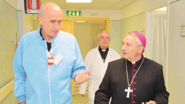 Il vescovo visita l’ospedale: «Una eccellenza, come me»