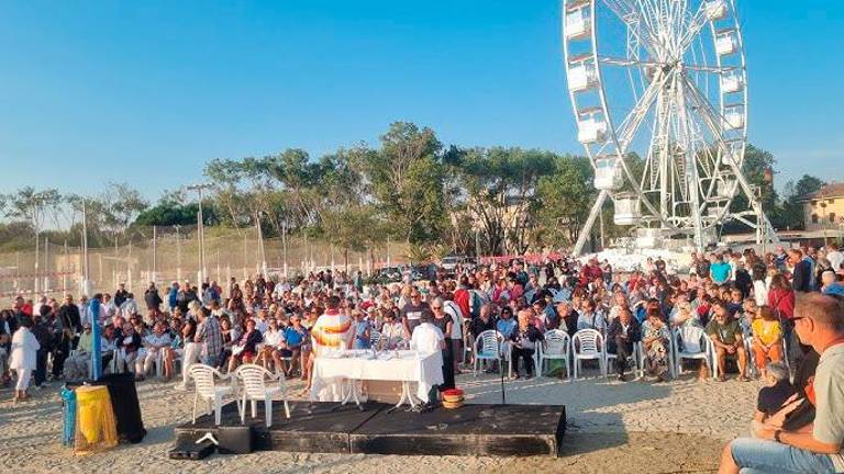 Igea Marina, don Marco e il successo delle messe all’alba in spiaggia: “Ogni estate almeno 3mila persone”