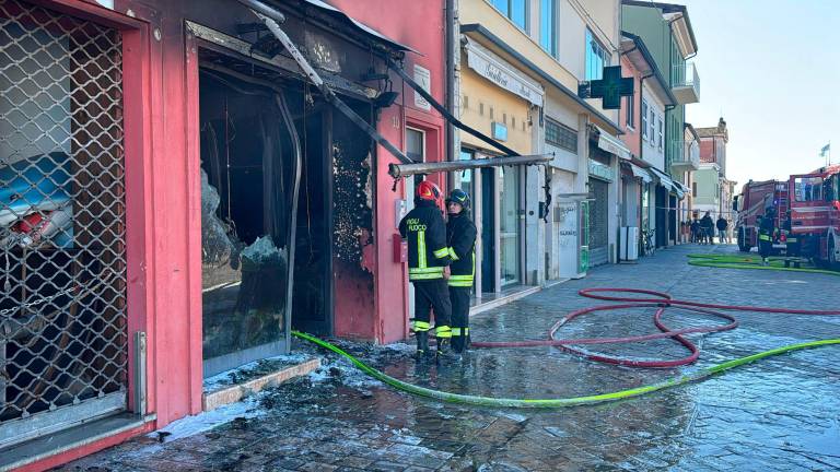 Il negozio distrutto dalle fiamme