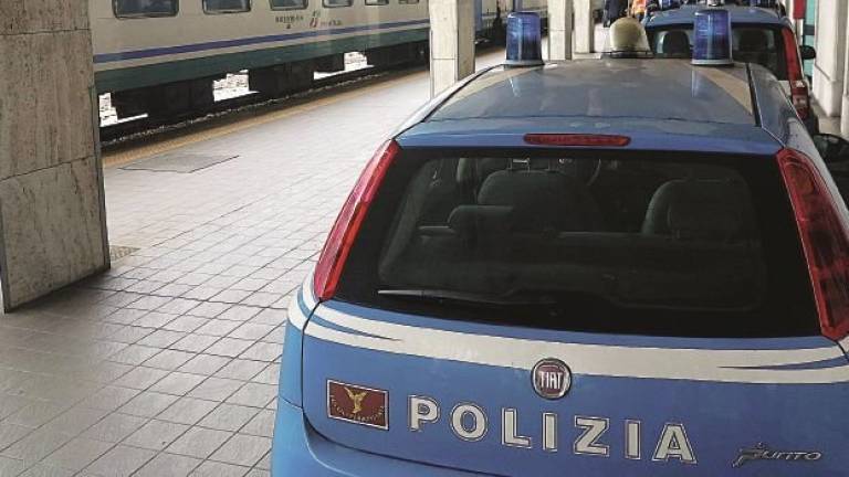 Rimini. In treno senza mascherina dà una testata a un poliziotto
