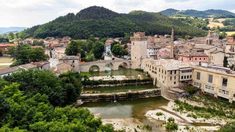 In moto lungo il Metauro: itinerario nelle Marche dal mare all’Appennino