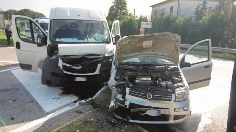 Scontro all'incrocio, ferito 79enne in auto finito contro un furgone