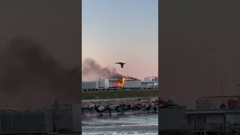 Incendio a Gatteo Mare: a fuoco l'ex Joe Bananas, locale affacciato sulla foce del Rubicone - VIDEO