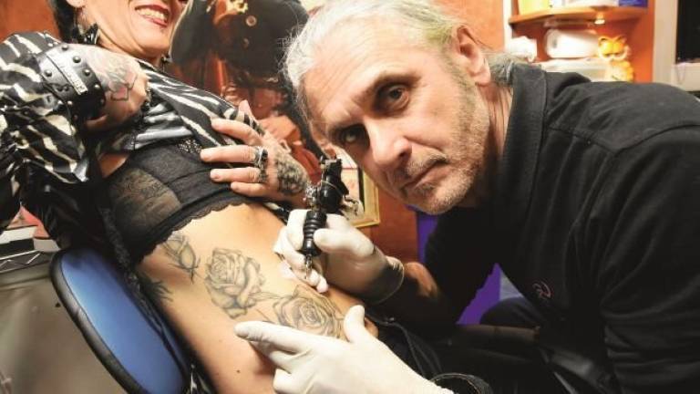 Gabrio Tassinari, l’artista del tatuaggio di Forlì compie 30 anni