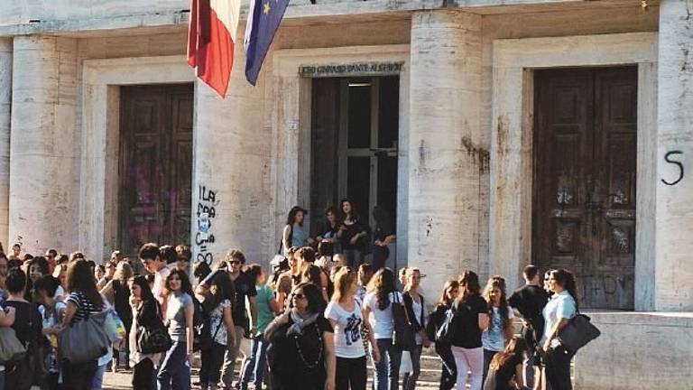 Ravenna, classi al gelo, studenti in aula con il giubbotto al liceo classico