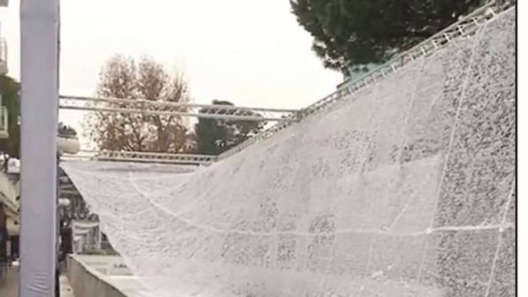 Pista di ghiaccio a Riccione, crolla il tetto di luci: Vento forte, al vaglio le riparazioni