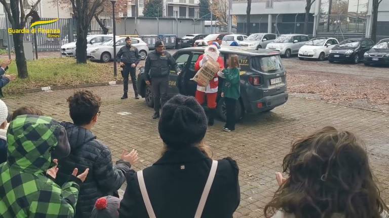 Rimini, arriva la Finanza e dall'auto scende Babbo Natale VIDEO