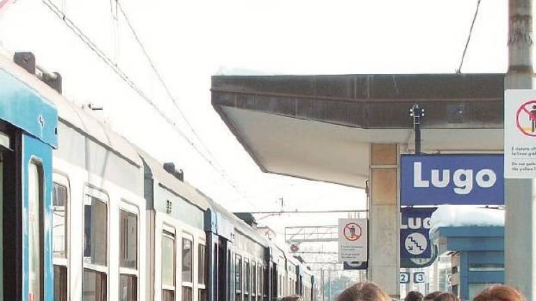 Calci, pugni e schiaffi in stazione: capotreno minacciata, viaggiatore ferito