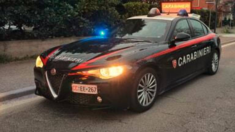 Castel Bolognese, fanno incetta di cibo e cosmetici al supermercato: arrestati due ladri in fuga