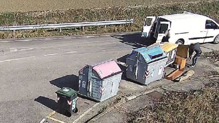 Quattro furbetti dei rifiuti stangati a Cervia dalle telecamere