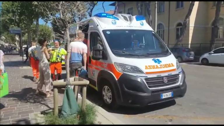 Auto impazzita per le strade di Rimini, un testimone: Ho messo in salvo una bambina, i genitori scappavano VIDEO
