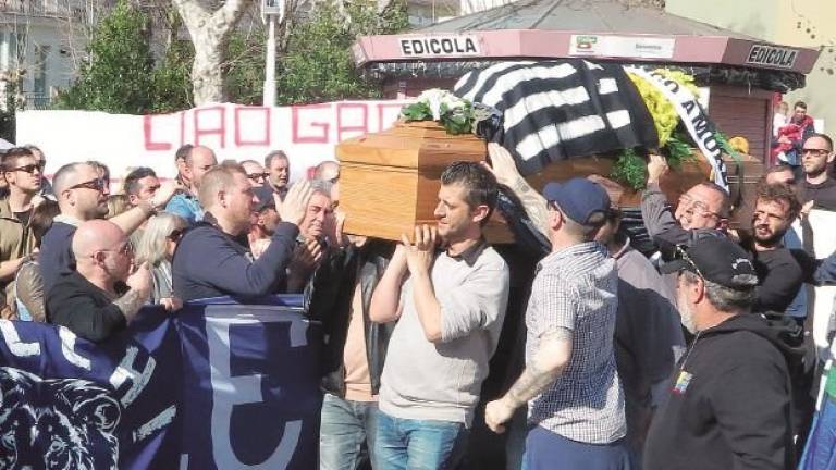 Cori, fumogeni e lacrime: centinaia di tifosi per dire addio a Gagio