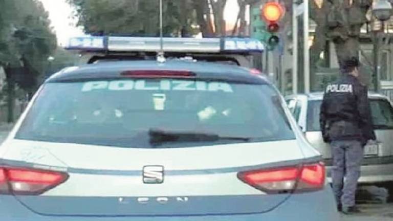 Rimini, molesta, deruba e ricatta 15enne in strada, arrestato 32enne di Melfi