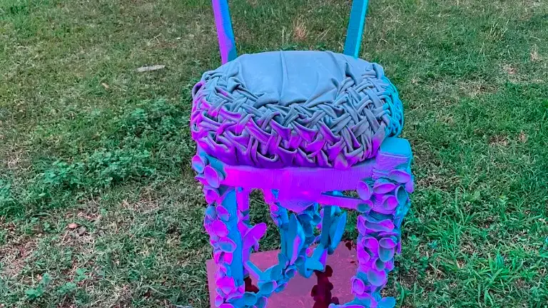 “Dell’alluvione non si butta via niente”: a Forlì inaugura la mostra delle sedie create con materiali recuperati dopo il disastro del 2023