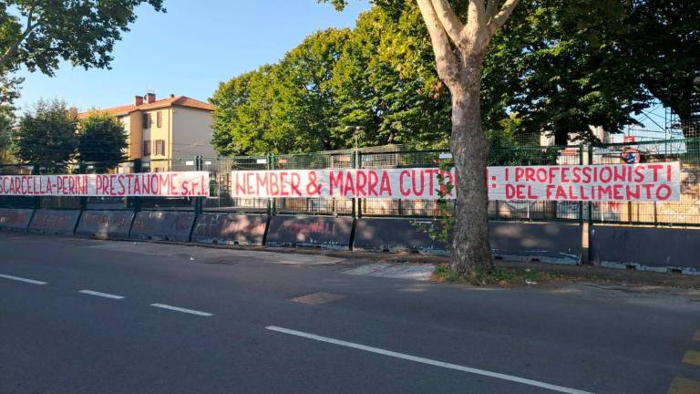 Lo striscione allo stadio