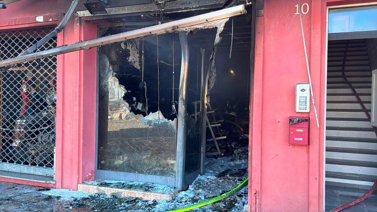 Cesenatico, incendio all’edicola del Porto Canale - VIDEO GALLERY