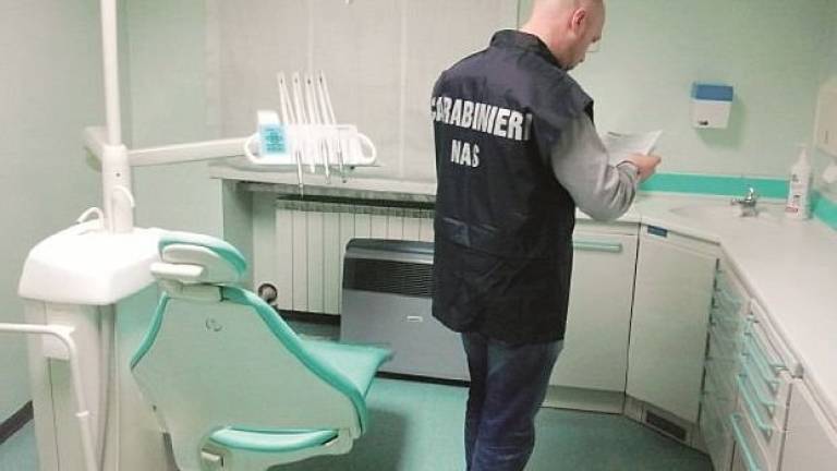 Controlli sui dentisti abusivi a Cesena: cinque persone nei guai