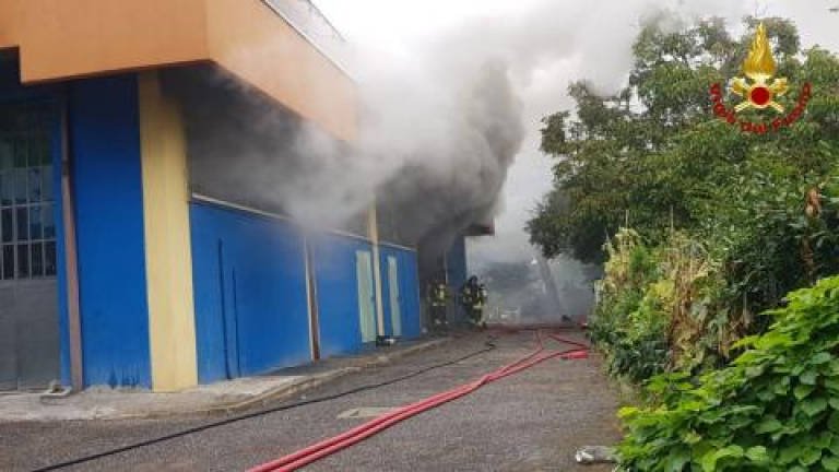 Incendio in un capannone a Rimini, salva una famiglia