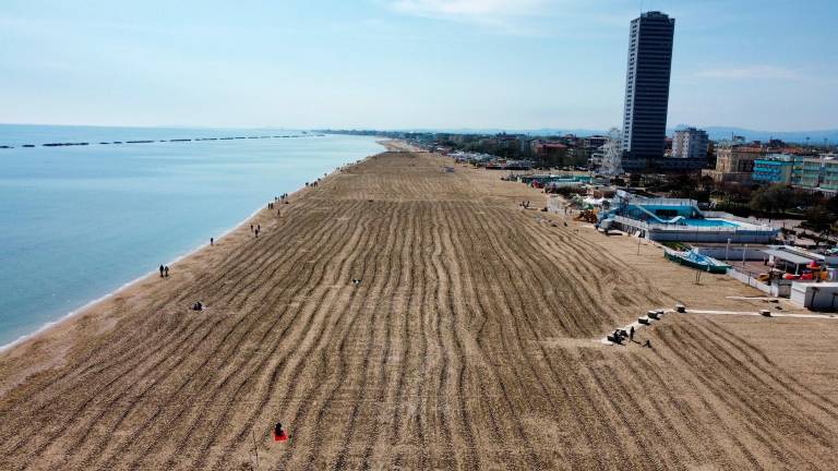 Cesenatico, parte “Spiagge Pulite” nel tratto di arenile del Wind Surf Club