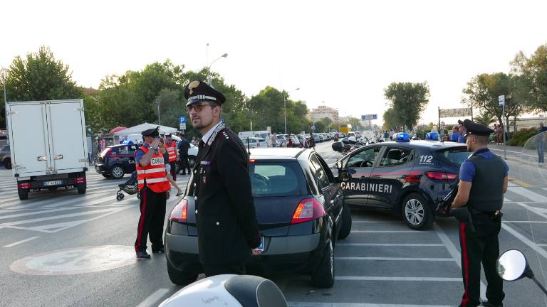 Rimini. Centra tre auto e abbatte un ciclista: donna sottoposta a Tso