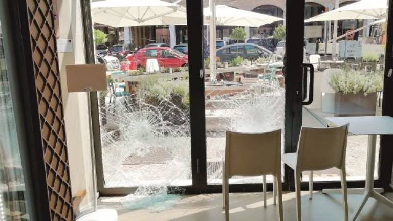 Mattone contro la vetrata: i ladri di nuovo in visita al Babbi Caffè