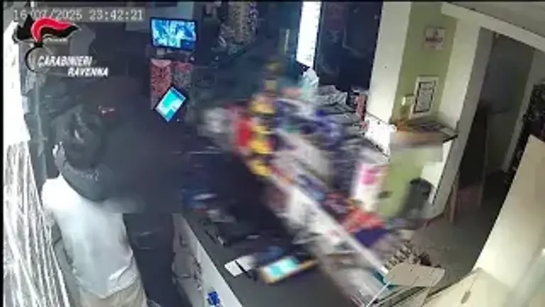 Ravenna, violenta rapina al bar-tabaccheria, in tre finiscono in carcere: le immagini dell’aggressione al titolare VIDEO