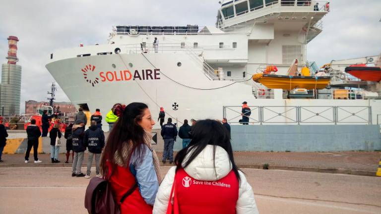 Ravenna accoglie la nave Ong Solidaire con 120 migranti soccorsi