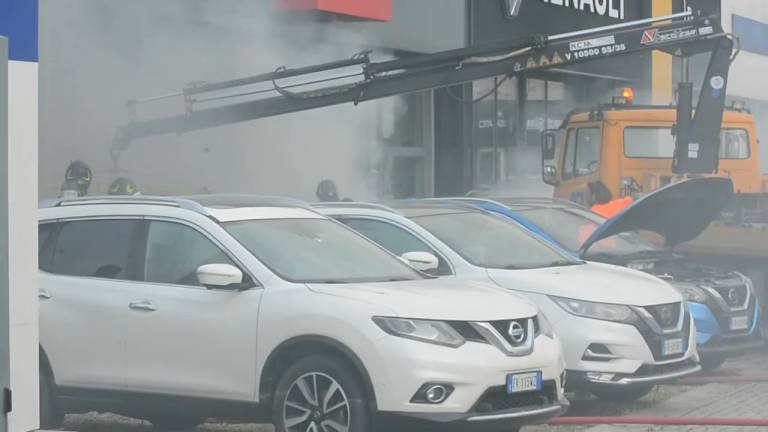 Ravenna, incendio in concessionaria: auto elettrica prende fuoco in mezzo a decine di altri veicoli VIDEO