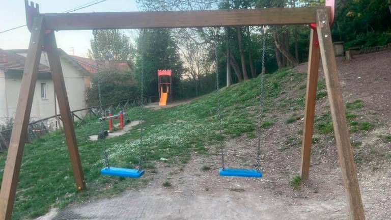 Rimini, bimba cade al parco e si ferisce a Montefiore: la famiglia valuta l’azione legale