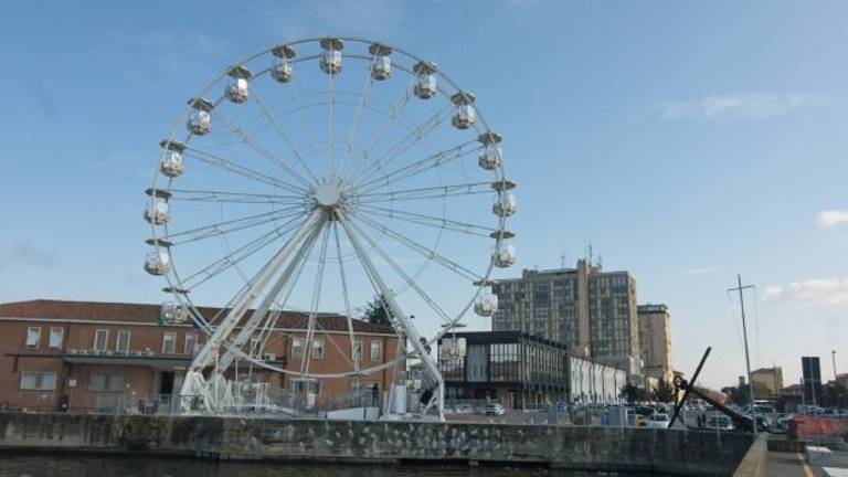 Inaugurata la ruota panoramica alla darsena di città