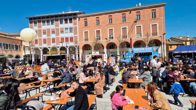Buongustai seduti ieri in piazza della Libertà