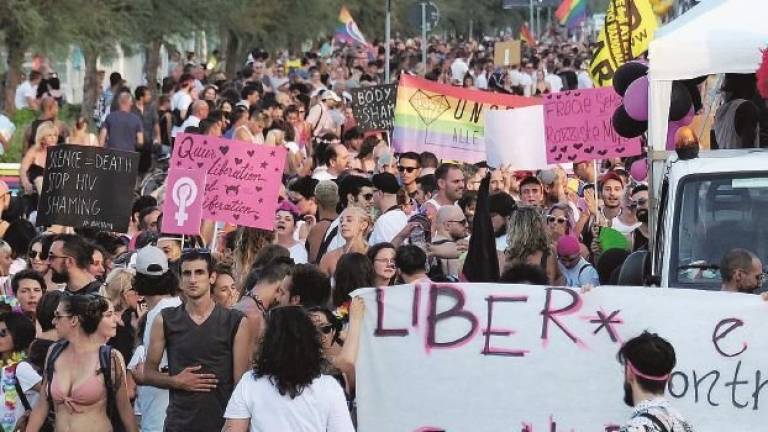Dopo il Pride a Rimini dilaga l'odio omofobo: «Un finocchio lo prendevamo a sassate»