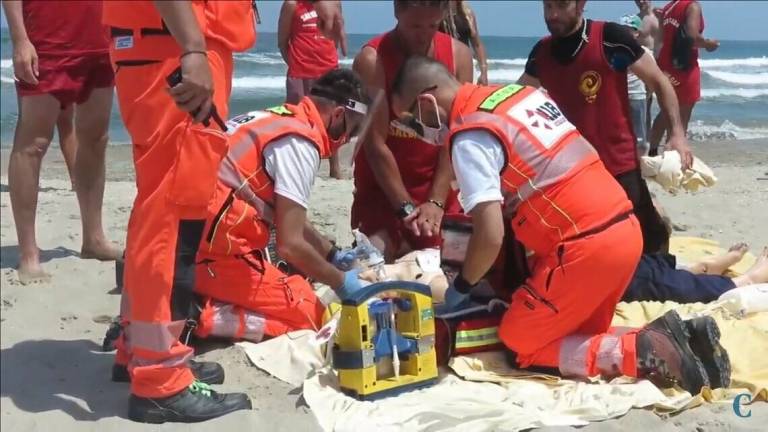 Ecco come i salvataggi di Rimini salvano un uomo dall'annegamento