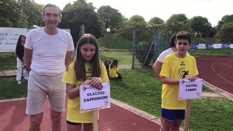 Sfida di atletica a Cesena tra i candidati sindaco. Vince Lattuca - VIDEO