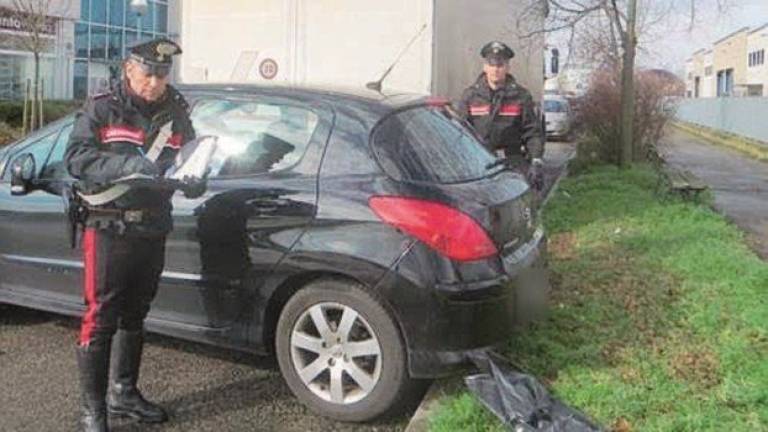 Ruba il gasolio dal camion della ditta per fare il pieno all'auto dell'amico